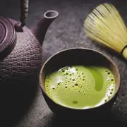 El matcha contiene L-teanina, que promueve la relajación y mejora el estado de alerta sin causar somnolencia, ideal para mantenerte enfocada