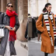 Mujeres caminando con bufandas por la calle.