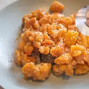 Jimena Monteverde sirvió unos ñoquis gratinados a la romana en la mesaza de Mirtha Legrand