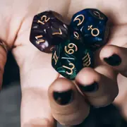 Dados de numerología en una mano abierta.