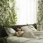 Personalizar una pared de tu dormitorio puede renovar todo el espacio.