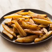 Papas no fritas crocantes, una cocción en la freidora de aire.