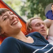 Una pareja en una hamaca.