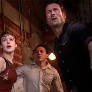 Escena de Glen Powell, Daisy Edgar-Jones y Anthony Ramos en Tornados.