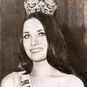 Coronas y alas: El viaje de María del Carmen Sabaliauskas desde los concursos de belleza hasta los cielos del mundo