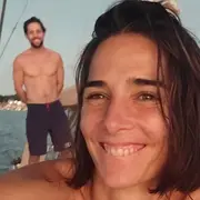 Juana Viale y Yago Lange en la playa.