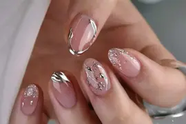 Para buscar un efecto “obra de arte” podés sumar pequeños detalles metálicos a tus Korean glass nails