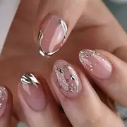 Para buscar un efecto “obra de arte” podés sumar pequeños detalles metálicos a tus Korean glass nails