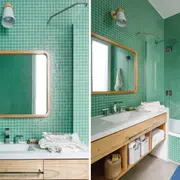 En marco de madera, un espejo de pared para colgar sobre azulejos.