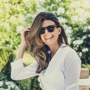 Foto de Juliana Awada al aire libre.