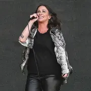 Foto de un show de Alanis Morissette en Boston.