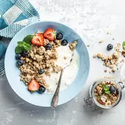 Alimentos sanos: yogurt, avena y frutas.