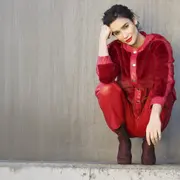 Modelo vestida de rojo.