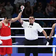 Imane Khelif, boxeadora argelina, le ganó a la italiana Angela Carini.