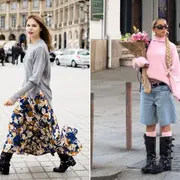 Dos mujeres en la calle usando botas biker.