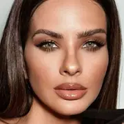 La china Suárez apostó por un look en tonos tierra