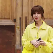 Lily Collins como Emily Cooper en Emily in Paris.