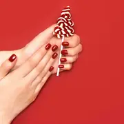 Colores clásicos y algunos un poco más novedosos, la paleta es muy variada y se adapta a cada estilo. A continuación, te contámos todo sobre la última tendencia en colores de diseño de uñas.