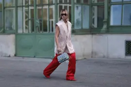 Mujer por las calles de Munich, Alemania. 