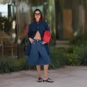 Mujer invitada a un desfile de la semana de moda en Copenhagen.