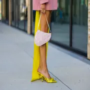 Mujer por las calles de Paris.