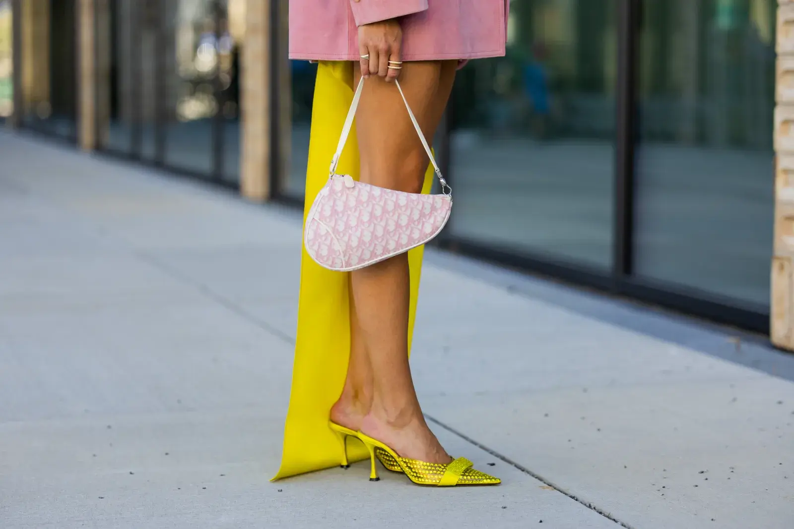 Mujer por las calles de Paris.