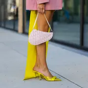 Mujer por las calles de Paris.