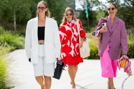 Mujer invitada a un desfile de la semana de moda en Copenhagen.