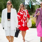 Mujer invitada a un desfile de la semana de moda en Copenhagen.