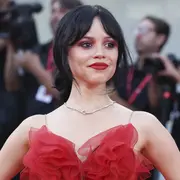 Jenna Ortega en el Festival de Venecia.