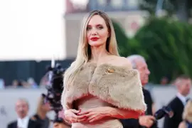 Angelina Jolie en la premiere de su película sobre Maria Callas en el Festival de Venecia.