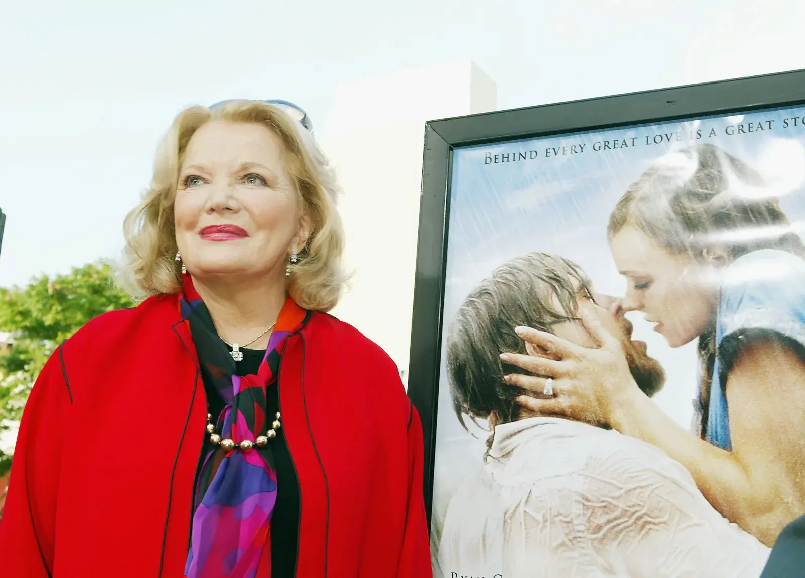 La actriz Gena Rowlands llega al estreno de "The Notebook" de New Lines el 21 de junio de 2004 en el Village Theatre de Los Ángeles, California.