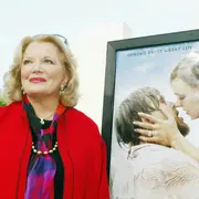 La actriz Gena Rowlands llega al estreno de "The Notebook" de New Lines el 21 de junio de 2004 en el Village Theatre de Los Ángeles, California.