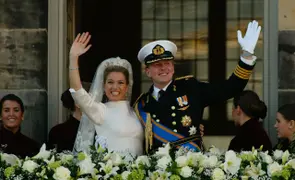 El príncipe Guillermo Alejandro y su flamante nueva esposa, la princesa Máxima Zorreguieta, el 2 de febrero de 2002.