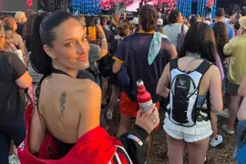 La influencer argentina viajó a Estados Unidos a disfrutar de un festival y eligió dos propuestas de moda impactantes.