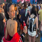 La influencer argentina viajó a Estados Unidos a disfrutar de un festival y eligió dos propuestas de moda impactantes.