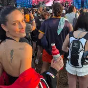 La influencer argentina viajó a Estados Unidos a disfrutar de un festival y eligió dos propuestas de moda impactantes.