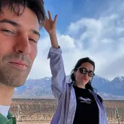 La pareja viajó a la tierra del vino y compartió sus románticas postales en las redes sociales.