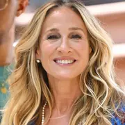 La actriz, Sarah Jessica Parker es el fiel exponente de que se puede tener una cabellera con rulos y jugar con distintas propuestas de peinados.