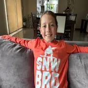 Juani aprendió a tejer con las agujas heredadas de su bisa abuela Francisca y ahora enseña a través de su cuenta de Instagram a todos sus seguidores.