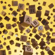 Cubos de madera con distintas letras encima.