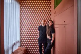 Los arquitectos Beatriz Ramo y Bernd Upmeyer en el minidepartamento que armaron.