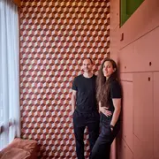 Los arquitectos Beatriz Ramo y Bernd Upmeyer en el minidepartamento que armaron.