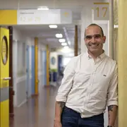 "Soñar es terapéutico", dice Nicolás Fernández Ponce, oncólogo pediátrico.