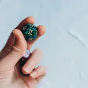 Mujer mostrando un dado de numerología.