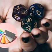 Dados de numerología en una mano abierta.