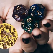 Dados de numerología en una mano abierta y letras de madera.