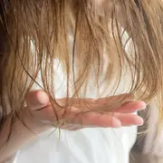 Cabellera de pelo fino.