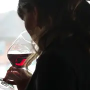 Pinot Noir: una mujer cata esta cepa.