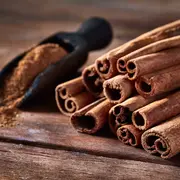 Canela sobre la mesa.